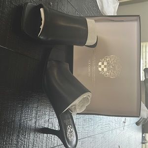 Vince Camuto Arlinala-Black Soft Sheep Sandals.***NEW*** Size-9